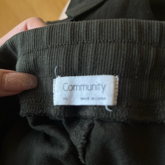 Aritzia Community joggers in army green - Picture 3 of 3